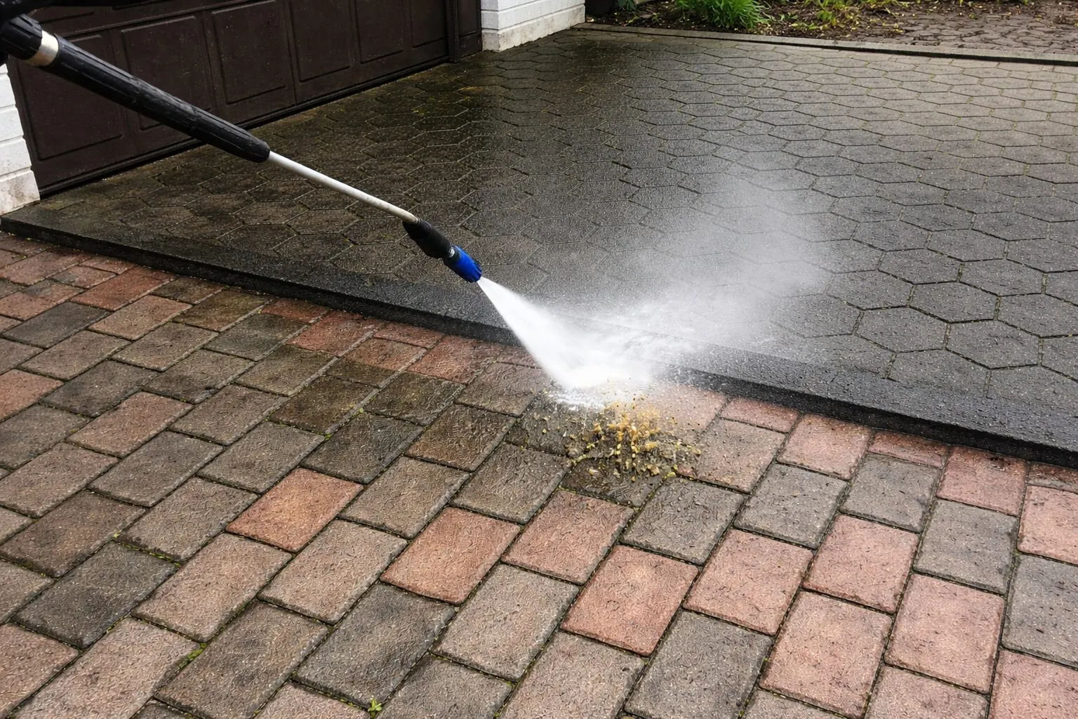Pflasterfläche wird mit Wasser gereinigt